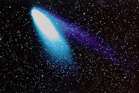 The world's most renown comet halley visits us every 75 years making it a short period or periodic comet (seen periodically less than 200 years) and its passing recorded in texts since 239 b.c. Chi ha scoperto la cometa Halley? - Wired