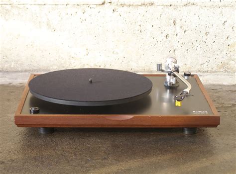 A Turntable Sitting On Top Of A Wooden Table