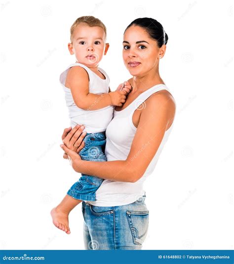 Madre Con El Pequeño Hijo En Sus Brazos Foto De Archivo Imagen 61648802