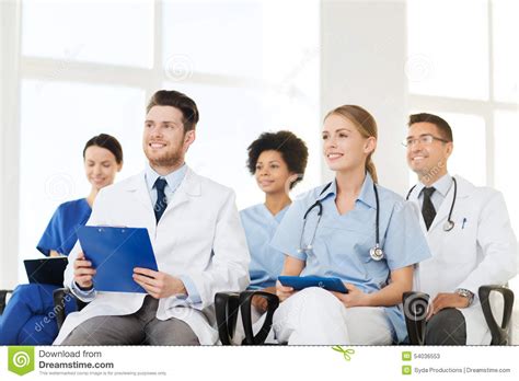 Grupo De Doctores Felices En Seminario En El Hospital Imagen De Archivo