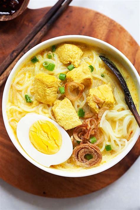 It is lo popular in malaysia and singapore.soto ayam adalah makanan khas indonesia, salah satu soto yang sangat populer di indonesia ini berwarna kekuningan di karenakan oleh kunyit. Soto Ayam - Malaysian-Indonesian Chicken Soup - Rasa ...