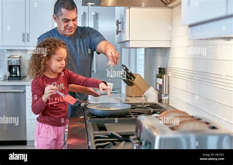 Padre E Hija Cocinando En La Cocina Fotos E Imágenes De Stock Alamy