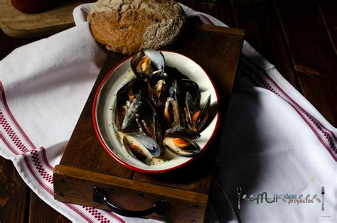 Podemos preparar con antelación y calentar justo para servir con los solomillos, que se harán simplemente dando vuelta y vuelta en sartén o plancha, a fuego fuerte, para que se doren por fuera y no se hagan demasiado por dentro. MEJILLONES AL WHISKY EN THERMOMIX - Mil ideas, mil proyectos