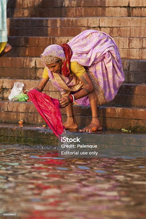 힌두교식 여자 씻기의 입는다는 것 중 갠지스 강 강에 대한 스톡 사진 및 기타 이미지 강 갠지스 강 동양인 Istock