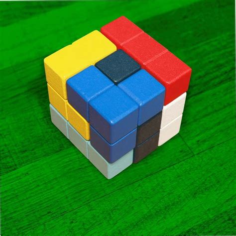 Que de chemin parcouru depuis l'invention du rubik's cube inventé par emo rubik en 1974. Casse tête Block cube