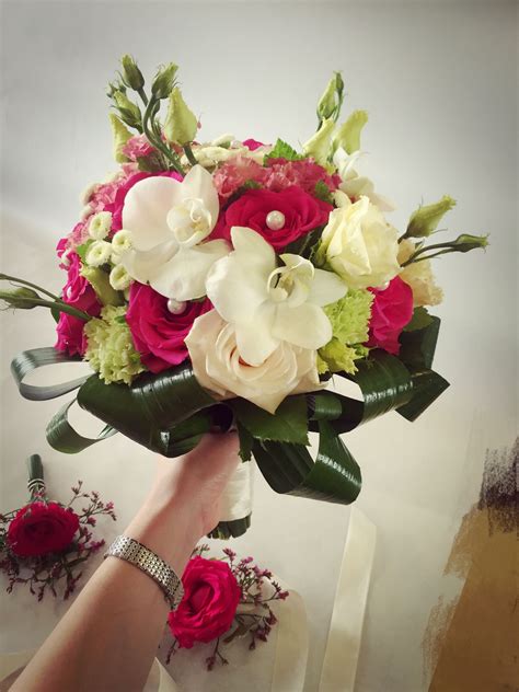 Voici les cadres brodés, avec les numéros de table et un coquelicot. Bouquet de mariée | Bouquet mariée, Mariage, Marie