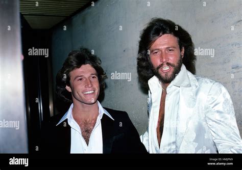 Andy Gibb Et Barry Gibb Des Bee Gees Sont Photographiés à Un Grammy A