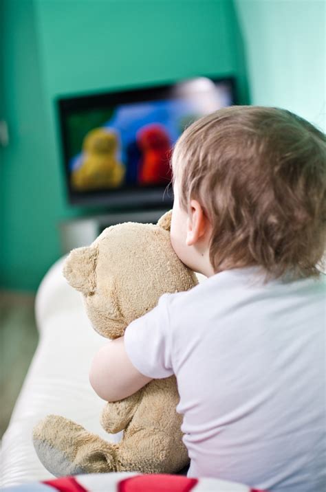Copilul Se Uită Prea Mult La Tv Cum îl Dezobișnuiești Revista Baby
