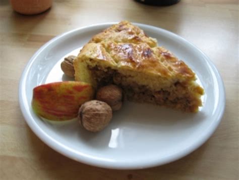 Der walnusskuchen nach unserem rezept ist im englischsprachigen raum unter der bezeichnung passion cake bekannt. Apfel-Walnuss-Kuchen gedeckt - Rezept mit Bild - kochbar.de