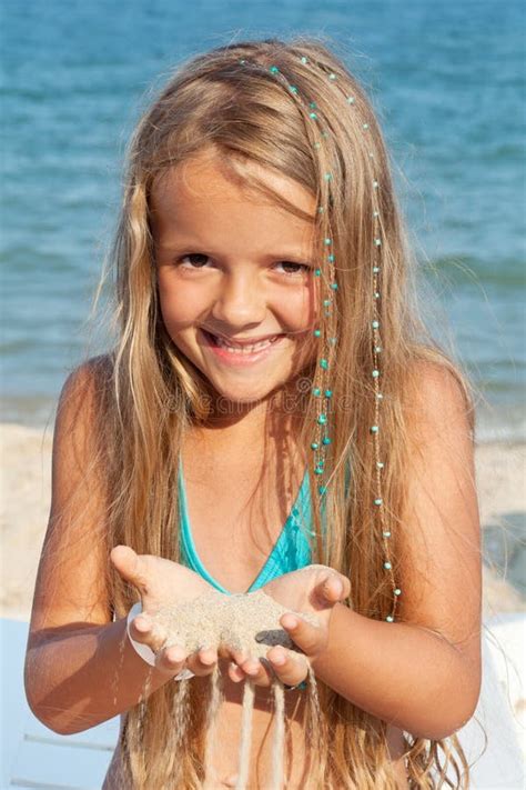 Menina Na Praia Que Joga Com Areia Foto De Stock Imagem De Relaxe Pessoa 32333778