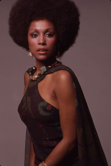 Remember Her Legacy 15 Of The Best Diahann Carroll Looks Glamour Vintage Noir Vintage Beauty