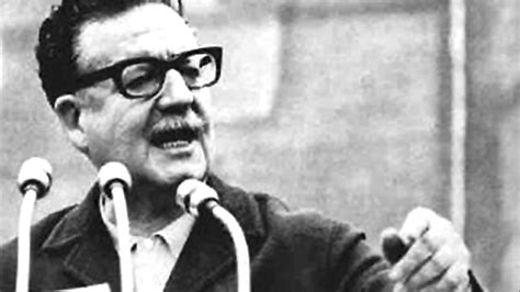 He became a marxist activist and worked as a doctor and in 1933 was a founding member of chile's socialist party. Salvador Allende: ¡Viva Chile! ¡Viva el pueblo! ¡Vivan los ...