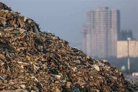 The Burning Garbage Heap That Choked Mumbai The New Yorker