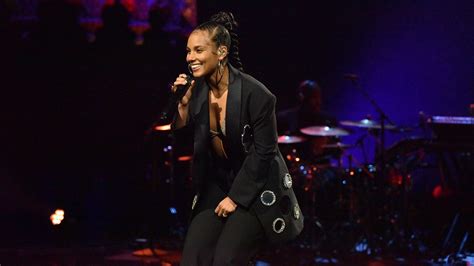 Alicia keys is currently touring across 15 countries and has 52 upcoming concerts. Ring in 2021 with Alicia Keys on BBC One - Entertainment Focus