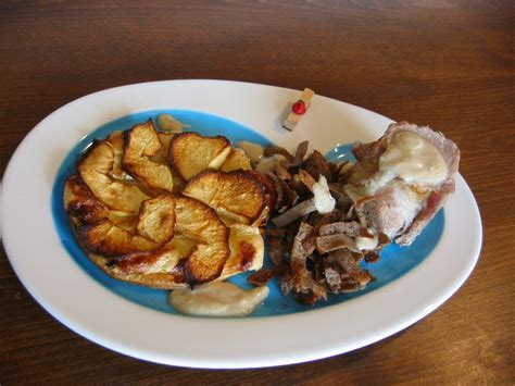 Filet mignon de porc sauce Camembert et tarte fine aux pommes et au