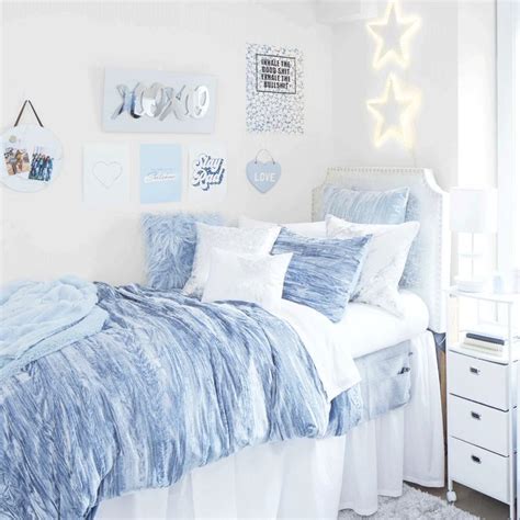 cozy aesthetic blue bedroom dengan santai