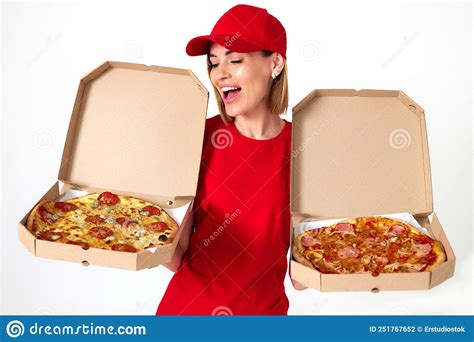 Entregadora De Pizza Mostrando Pizza Dentro Das Caixas Foto De Stock