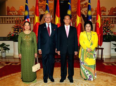 Nguyen Tan Dung And Najib Tun Razak With Their Wives Pose For A Photograph In Hanoi