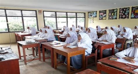 Siswa Siswi Sedang Belajar Dikelas Smas Darussaadah Glumpang Tiga