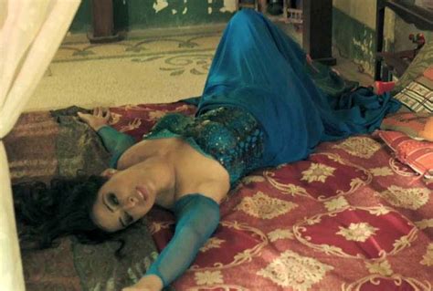 Naked Mahie Gill In Saheb Biwi Aur Gangster