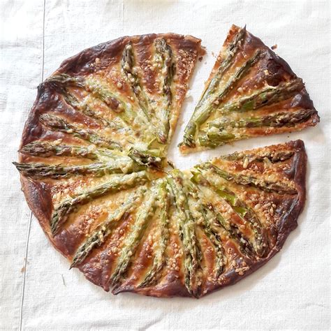 Tarte aux asperges vertes moutarde et Cantal