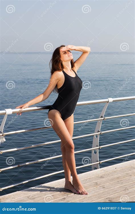 Ragazza Sexy In Costume Da Bagno Che Sta Sulla Piattaforma Dell Yacht