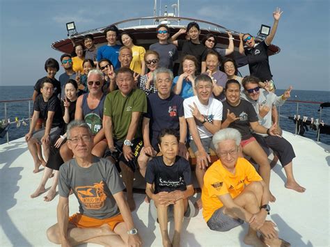 Mv Hallelujah 20 Liveaboard Group Photo Big Blue Diving Khao Lak