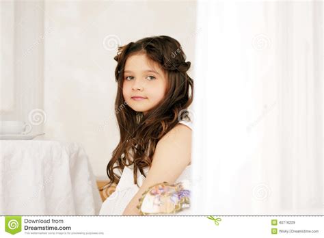 Retrato Da Menina De Olhos Castanhos Bonito Com Cabelo Encaracolado Imagem De Stock Imagem De