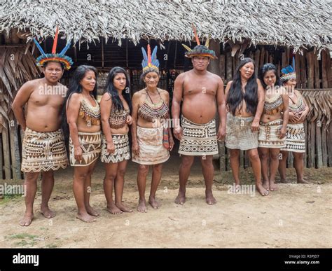 Iquitos Perú 26 Sep 2018 Indio de tribu Bora en su atuendo local