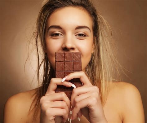 Gente De Estilo De Vida Y Concepto De Comida Hermosa Chica Rubia Con Chocolate Foto Premium