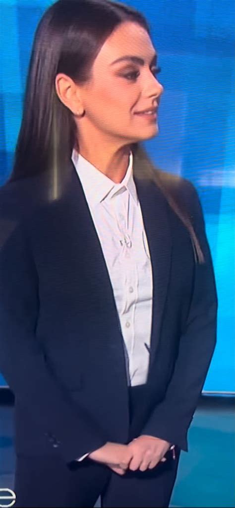 Pin Di Beau Goshen Su Mila Kunis Waering A Fully Button Up Shirt