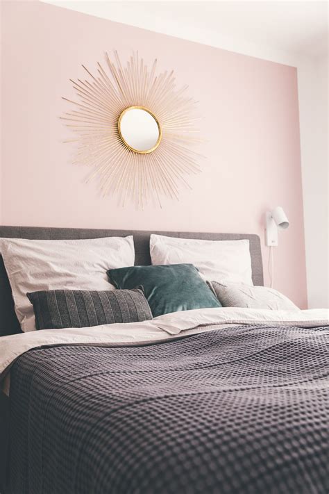 Schön zu sehen an diesen 15 schlafzimmern mit einer aufregenden wandgestaltung hinter dem bett. Sonnenspiegel an rosa Wand im Schlafzimmer | Schlafzimmer ...