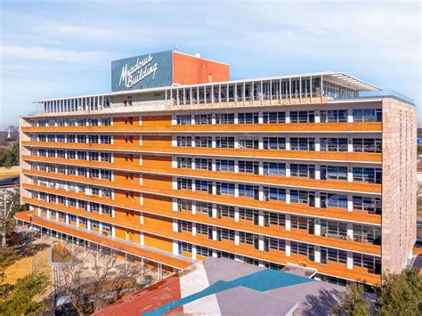 Dallas architecture firm nabs top floor of cool MCM Meadows Building