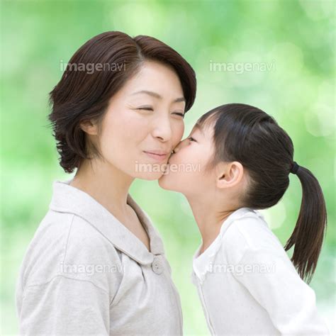 【母親の頬にキスする娘】の画像素材11559846 写真素材ならイメージナビ