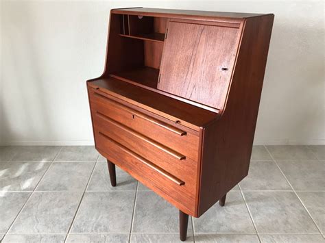A beautiful and dramatic construction sets this desk apart from other works by george nakashima. Mid-Century Modern Secretary Desk Chest Of Drawers With ...