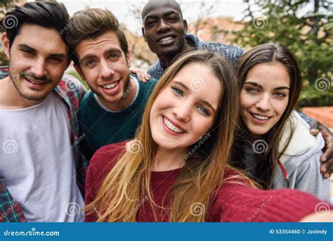 Groupe Multiracial Damis Prenant Le Selfie Photo Stock Image Du Lifestyle Téléphone 53354460