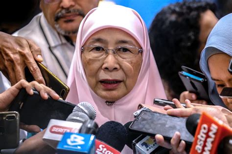 Datuk seri dr wan azizah wan ismail has rewritten malaysian history after she was elected as the country's first female deputy. Wan Azizah Menjadi Perdana Menteri Wanita Pertama Malaysia ...