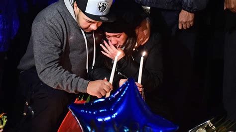 Slain Nypd Officers Are Mourned With Sad Tributes Candlelight Vigils Newsday