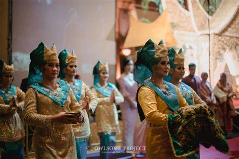 Maybe you would like to learn more about one of these? Pernikahan Minang dengan Nuansa Biru dan Gold | The ...