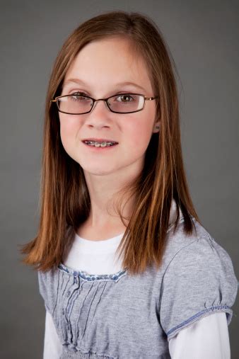 Schönen Lächeln 12 Jahre Altes Mädchen Auf Grauem Hintergrund Stockfoto