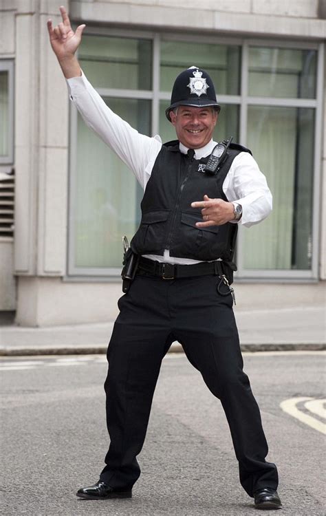 Dancing Cop Simon Lawrence Lidžitos Užrašai