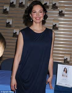 Ashley Judd Smiles Through Plastic Surgery Controversy