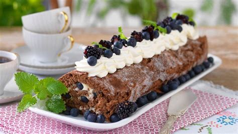 Chokladrulltårta med blåbär | Blåbär recept, Blåbär, Recept på bakverk