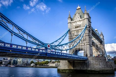 Die baugeschichte des tower of london spannt sich über fast 1000 jahre. Tower Bridge überquert die Themse in der Nähe des Tower of ...