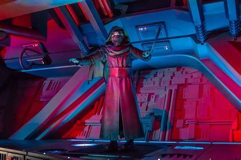 Disneyands Rise Of The Resistance Ride Is An Immersive Force For Star