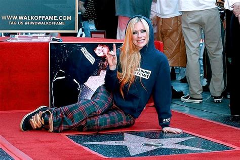 Look Avril Lavigne Earns Hollywood Walk Of Fame Star Abs Cbn News