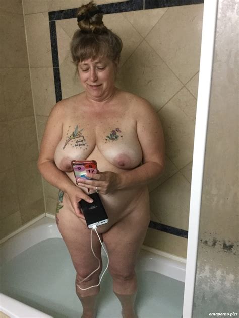 Oma Nackt Unter Der Dusche Oma Porno Foto