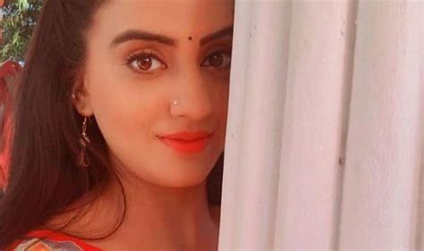 Bhojpuri Actress Akshara Singh Seduces Fans In Hot Avatar Sings Pehli Nazar Mein Watch Viral