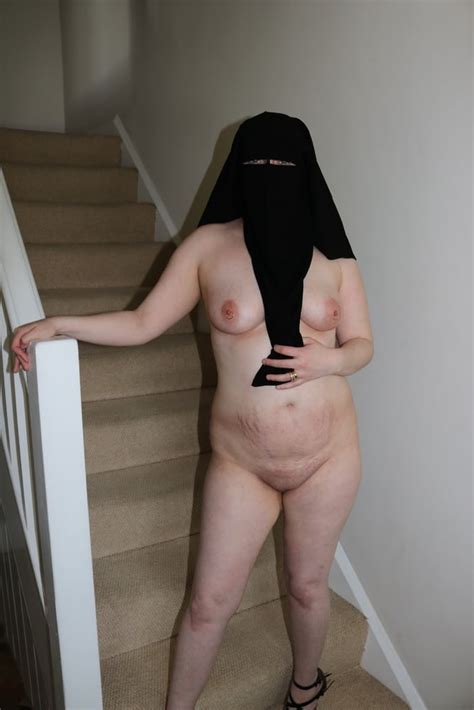 See And Save As Niqab Wife Posing Nude In Strappy High Heels Porn Pict