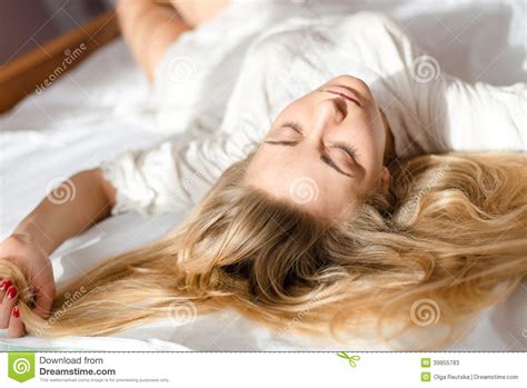 Het Aantrekkelijke Tedere Oprechte Jonge Vrouw Slaap Of Het Ontspannen Liggen In De De Zon